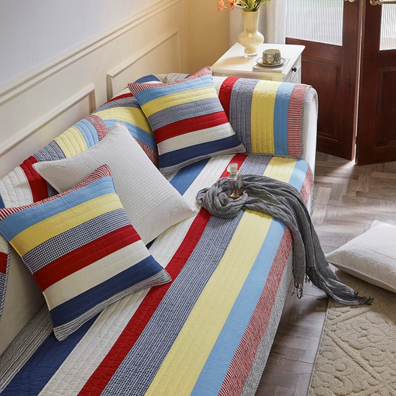 Bunt gestreifter, gesteppter Sofa-Chic-Schutz, bequemer Couchbezug