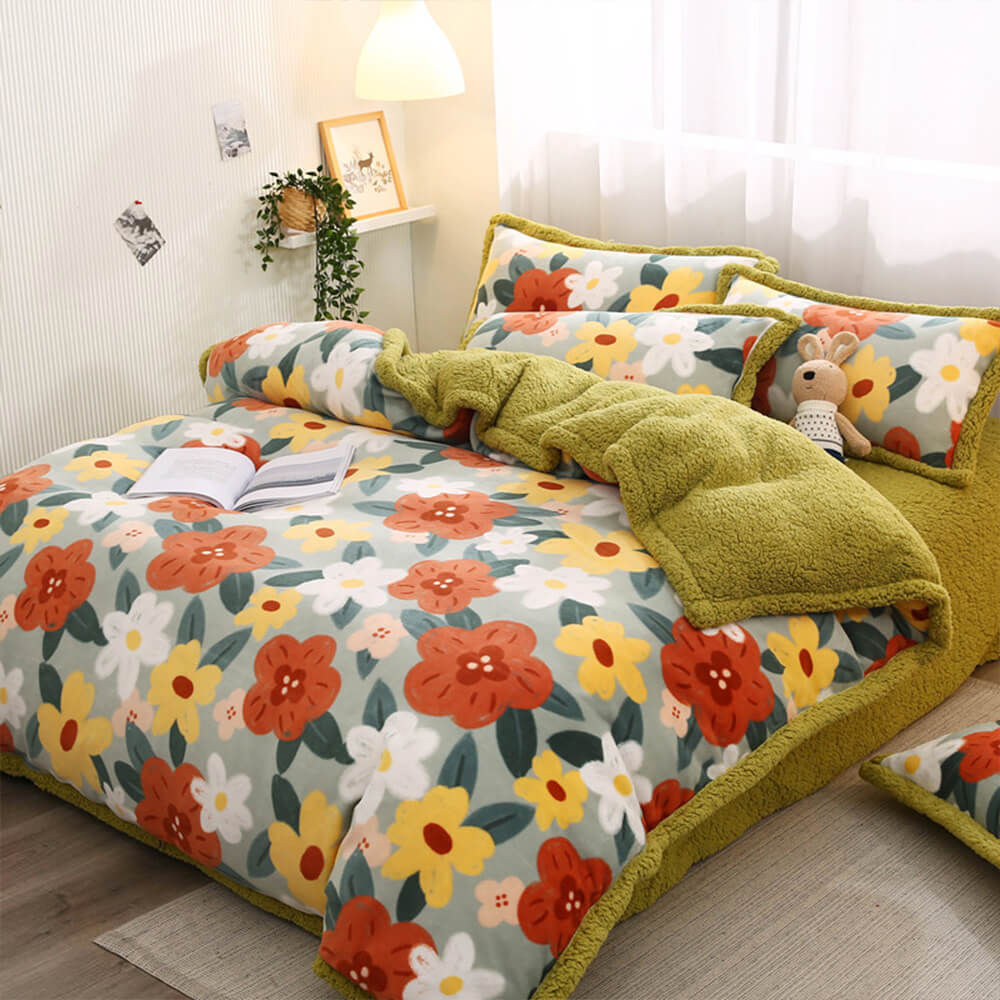Doppelseitiges Bettlaken-Set aus Milchsamt und Sherpa mit Blumendruck