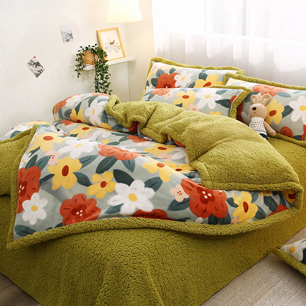 Doppelseitiges Bettlaken-Set aus Milchsamt und Sherpa mit Blumendruck
