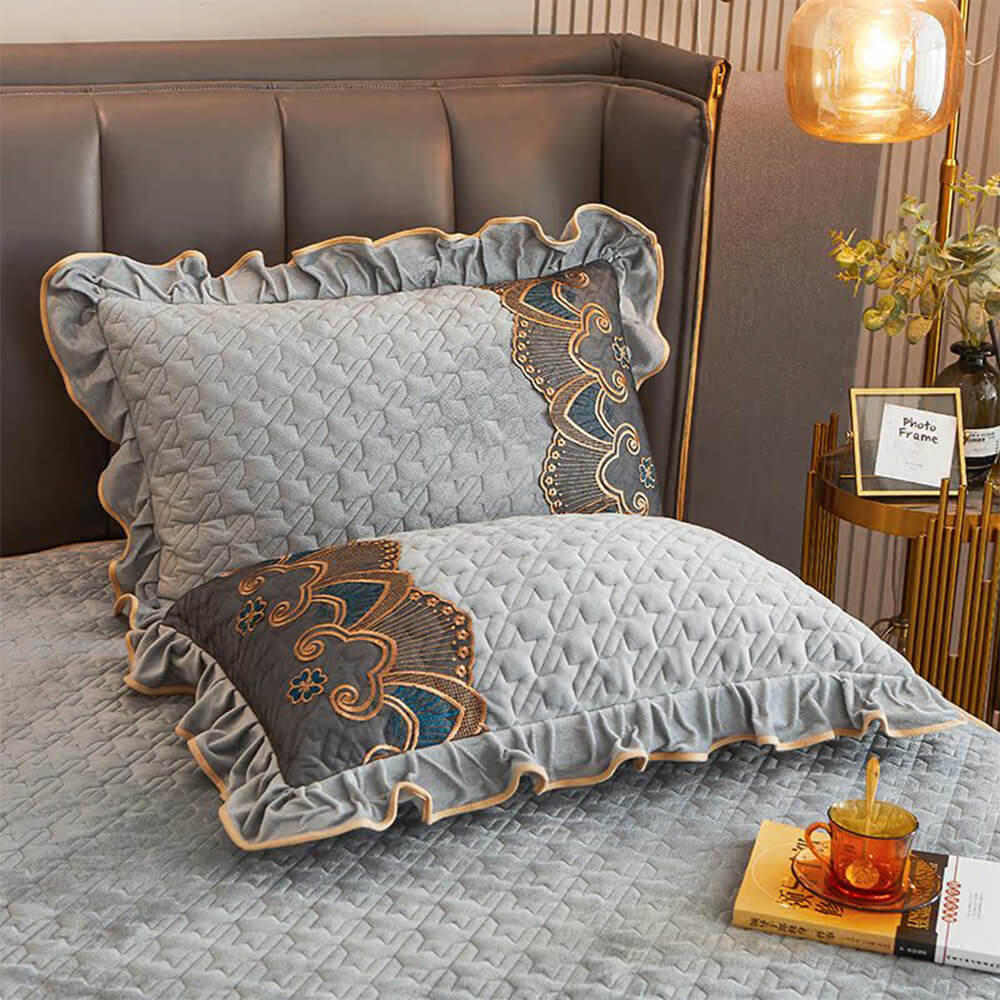 Luxueux ensemble de draps antidérapants brodés en velours cristal avec jupe de lit