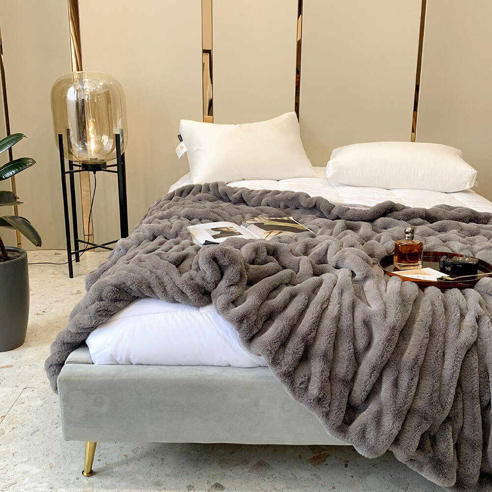 Super Soft Faux Fur & Velvet Luxury Pet Shrow Maneta humana